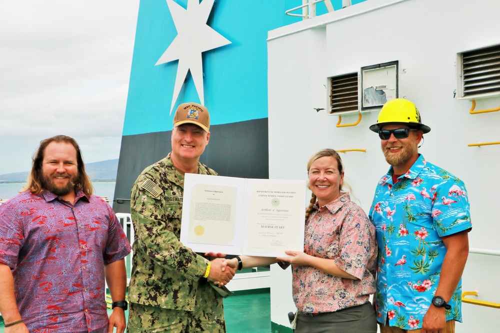 MSCPAC Commander Presents Coast Guard Award to MT Maersk Peary