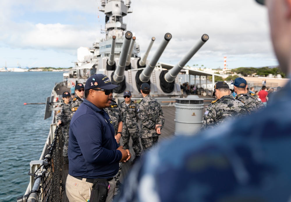 Australian Command Element tour USS Missouri During RIMPAC 2022
