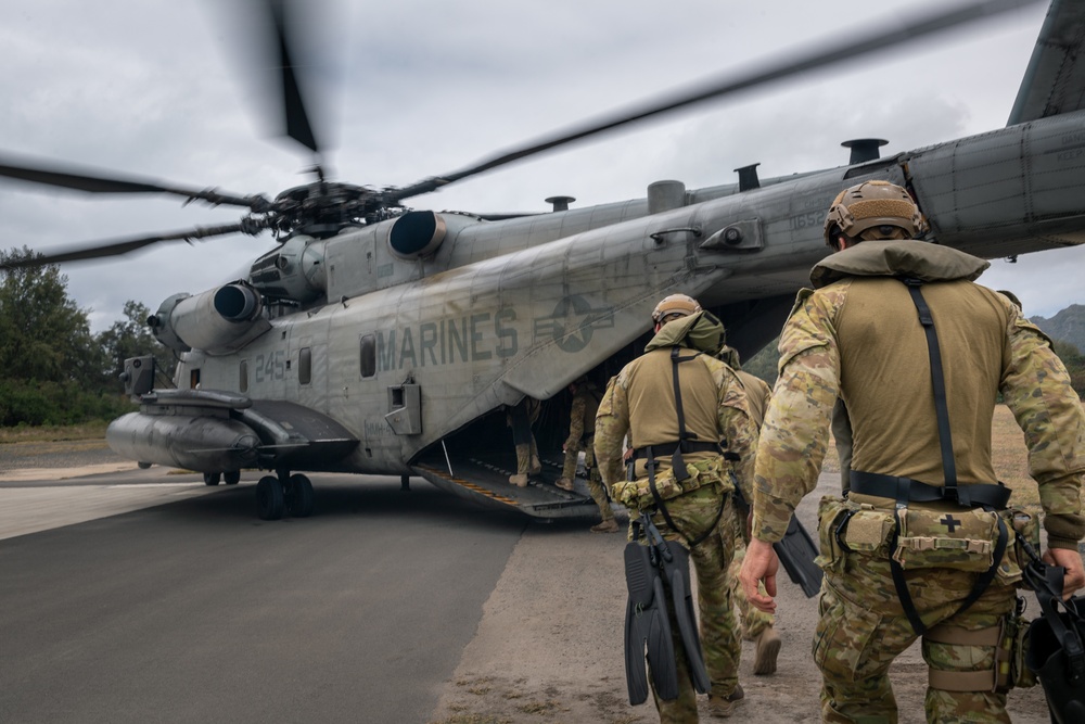 Australian Army soldiers board a CH-53E