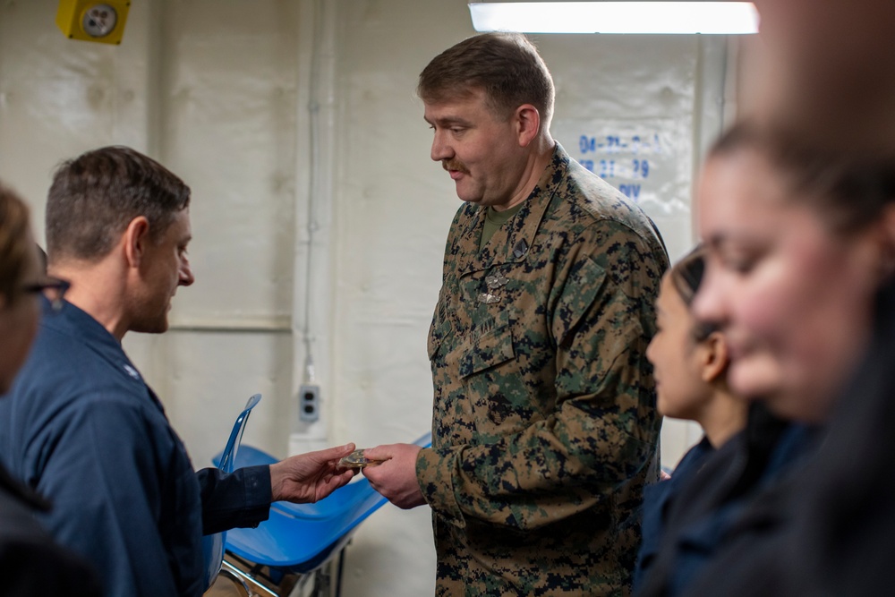 ARG Commodore visits USS Gunston Hall