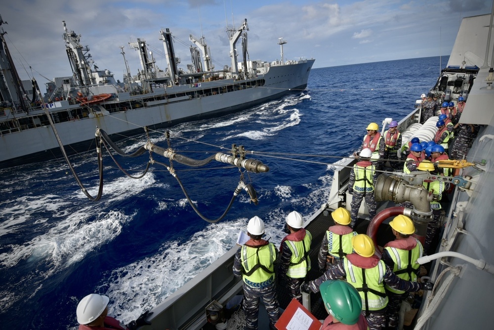 KRI I Gusti Ngurah Rai (332), USNS Henry J. Kaiser Conduct UNREP During RIMPAC 2022