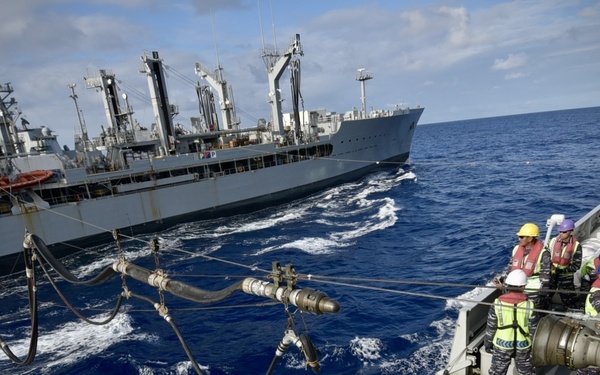 KRI I Gusti Ngurah Rai (332), USNS Henry J. Kaiser Conduct UNREP During RIMPAC 2022