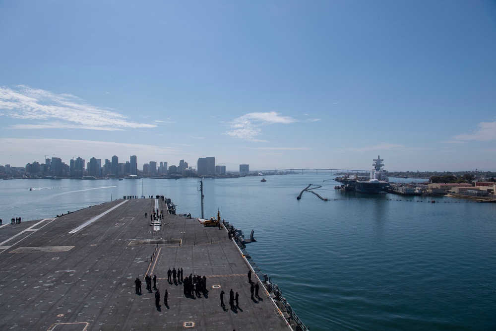 Nimitz Pulls Into San Diego