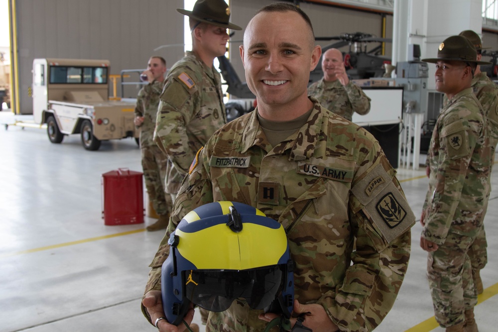 MING Army Aviator displays his custom painted UM pilot helmet