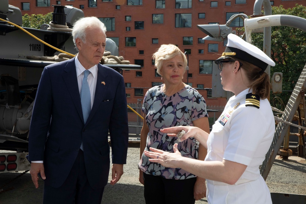 Visitors from the Ministry of Defense tour the Gunston Hall