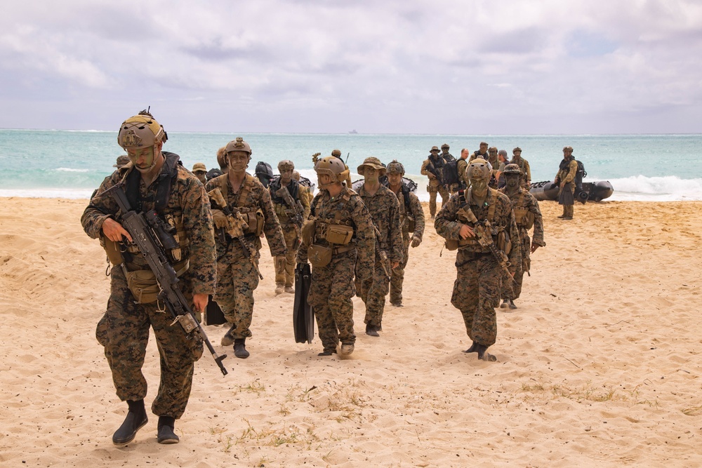 U.S. Marines and Australian Army Soldiers conduct helo-cast training during RIMPAC 2022