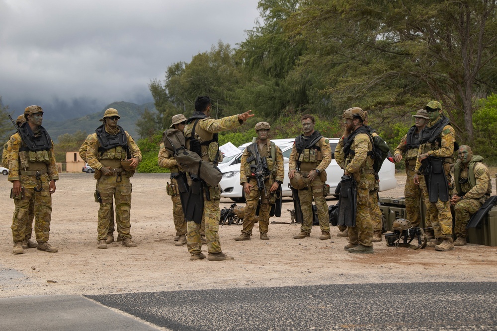 Australian Army Soldiers conduct helo-cast training during RIMPAC 2022