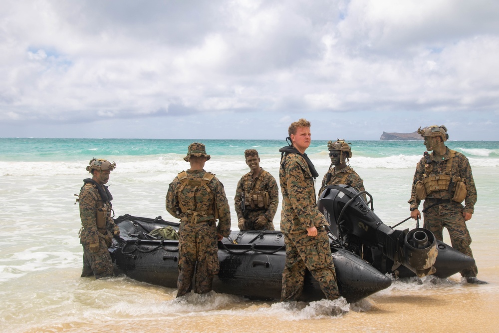 U.S. Marines conduct helo-cast training during RIMPAC 2022