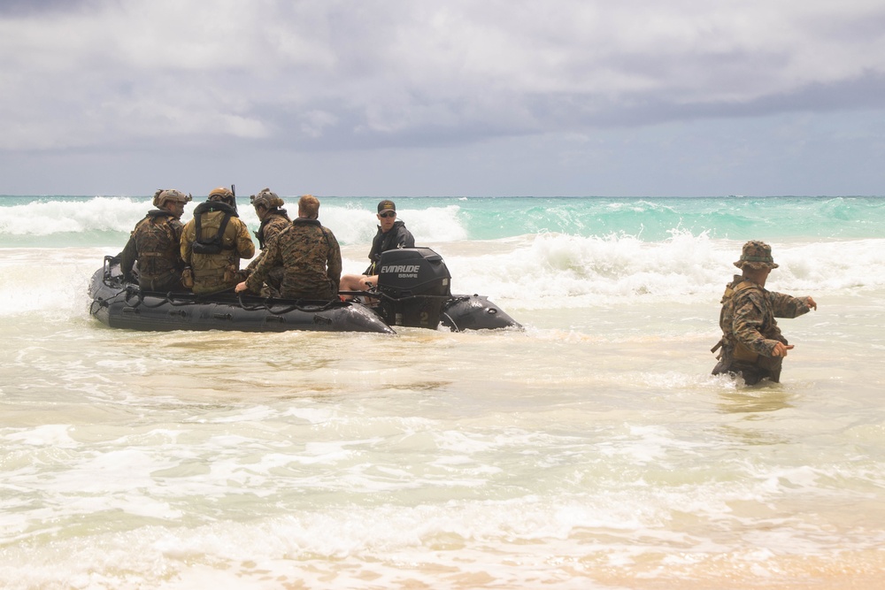 U.S. Marines and Australian Army Soldiers conduct helo-cast training during RIMPAC 2022