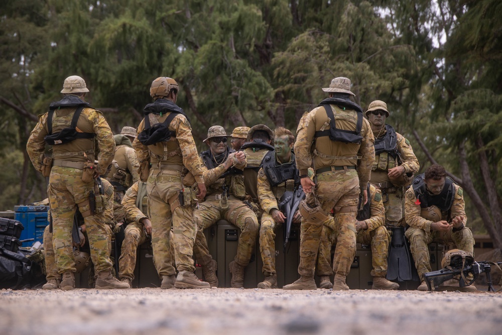 Australian Army Soldiers conduct helo-cast training during RIMPAC 2022