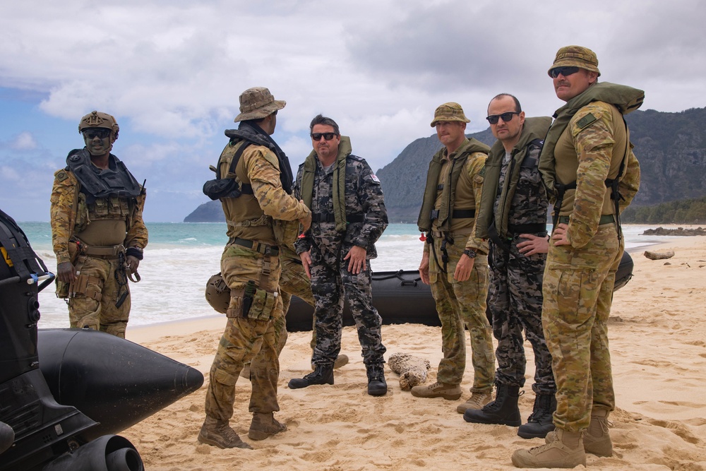 Australian Army Soldiers and Royal Australian Navy conduct helo-cast training during RIMPAC 2022