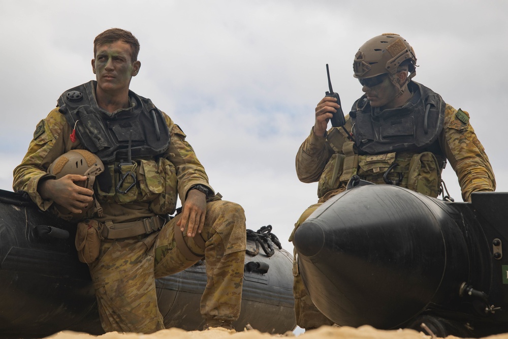 Australian Army Soldiers conduct helo-cast training during RIMPAC 2022