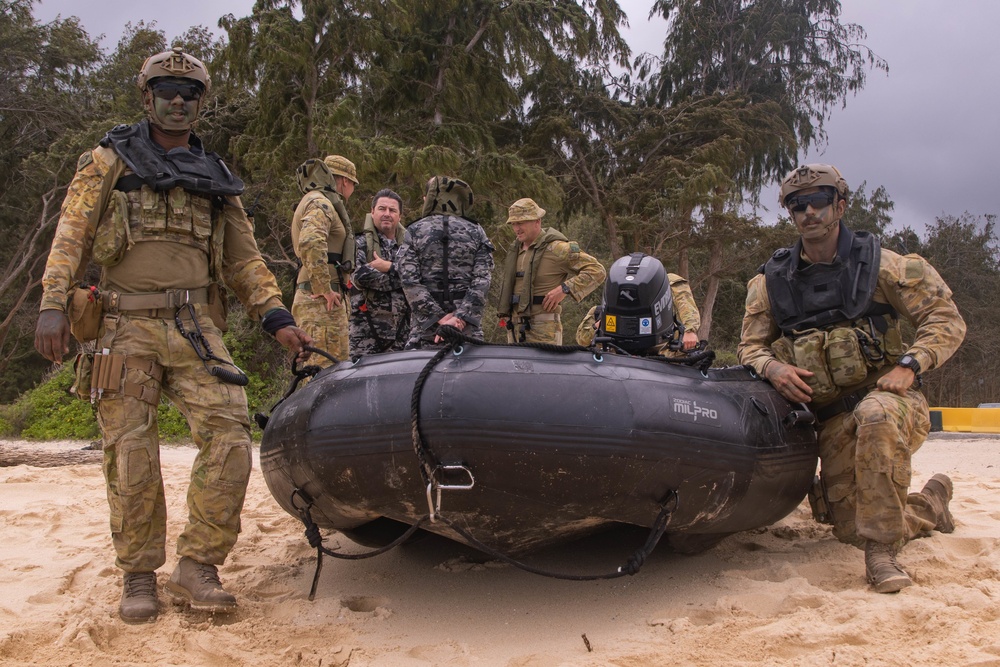 Australian Army Soldiers and Royal Australian Navy conduct helo-cast training during RIMPAC 2022