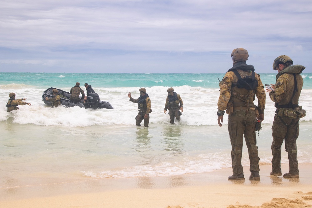 U.S. Marines and Australian Army Soldiers conduct helo-cast training during RIMPAC 2022