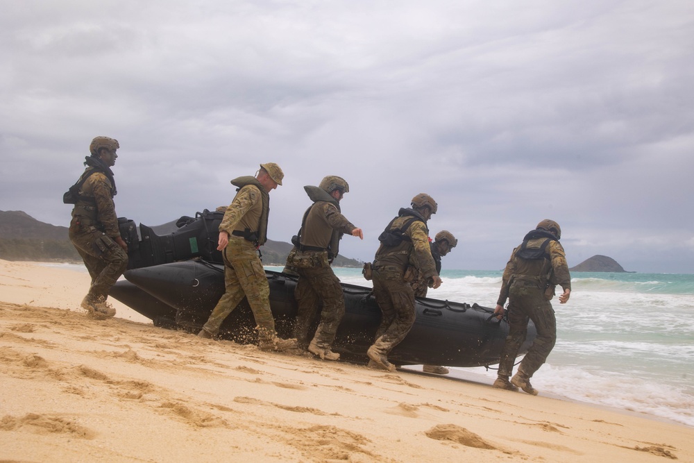 Australian Army Soldiers conduct helo-cast training during RIMPAC 2022