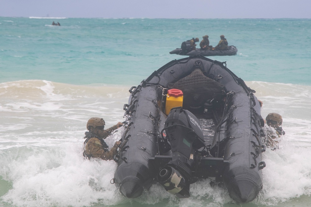 U.S. Marines and Australian Army Soldiers conduct helo-cast training during RIMPAC 2022