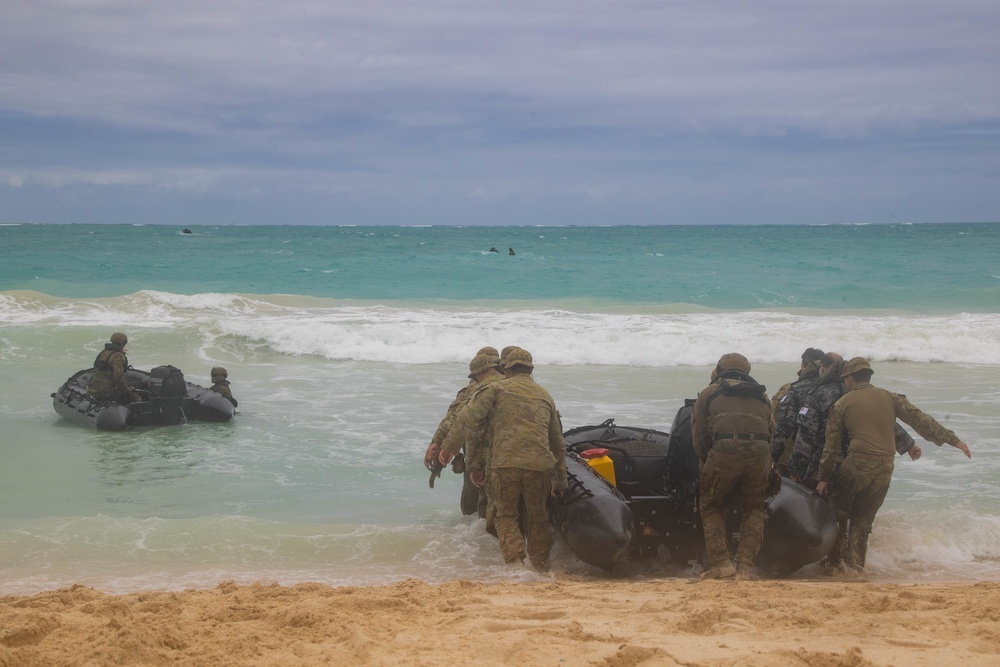 U.S. Marines and Australian Army Soldiers conduct helo-cast training during RIMPAC 2022