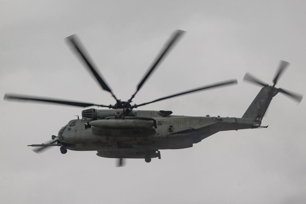 A U.S. Marine Corps CH-53E Super Stallion participates in helo-cast training during RIMPAC 2022