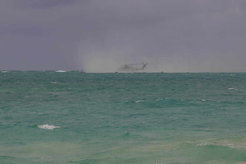 A U.S. Marine Corps CH-53E Super Stallion participates in helo-cast training during RIMPAC 2022