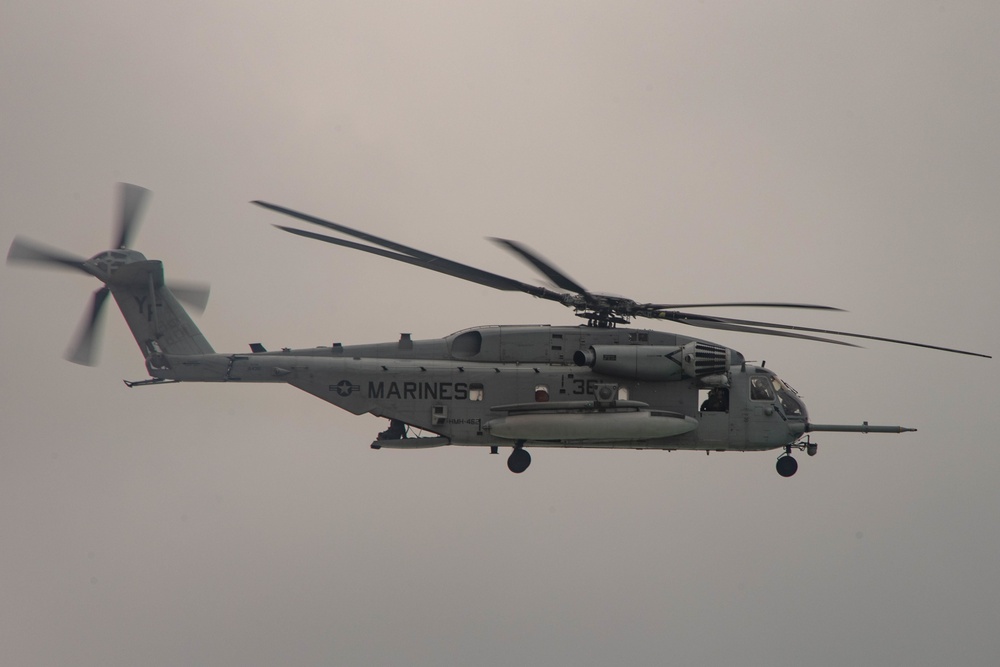 A U.S. Marine Corps CH-53E Super Stallion participates in helo-cast training during RIMPAC 2022
