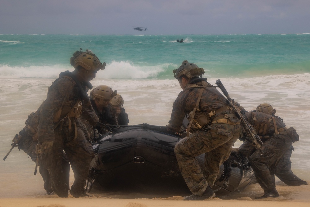 U.S. Marines and Australian Army Soldiers conduct helo-cast training during RIMPAC 2022