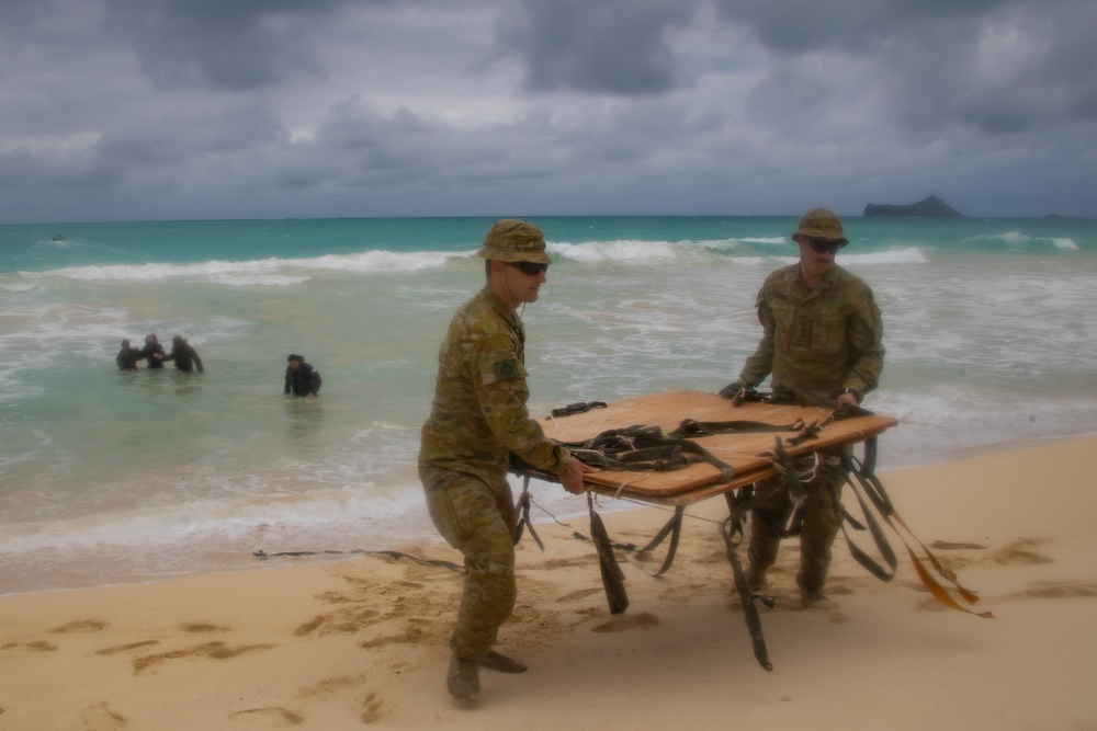 Australian Army Soldiers and the Royal Australian Navy conduct helo-cast training during RIMPAC 2022