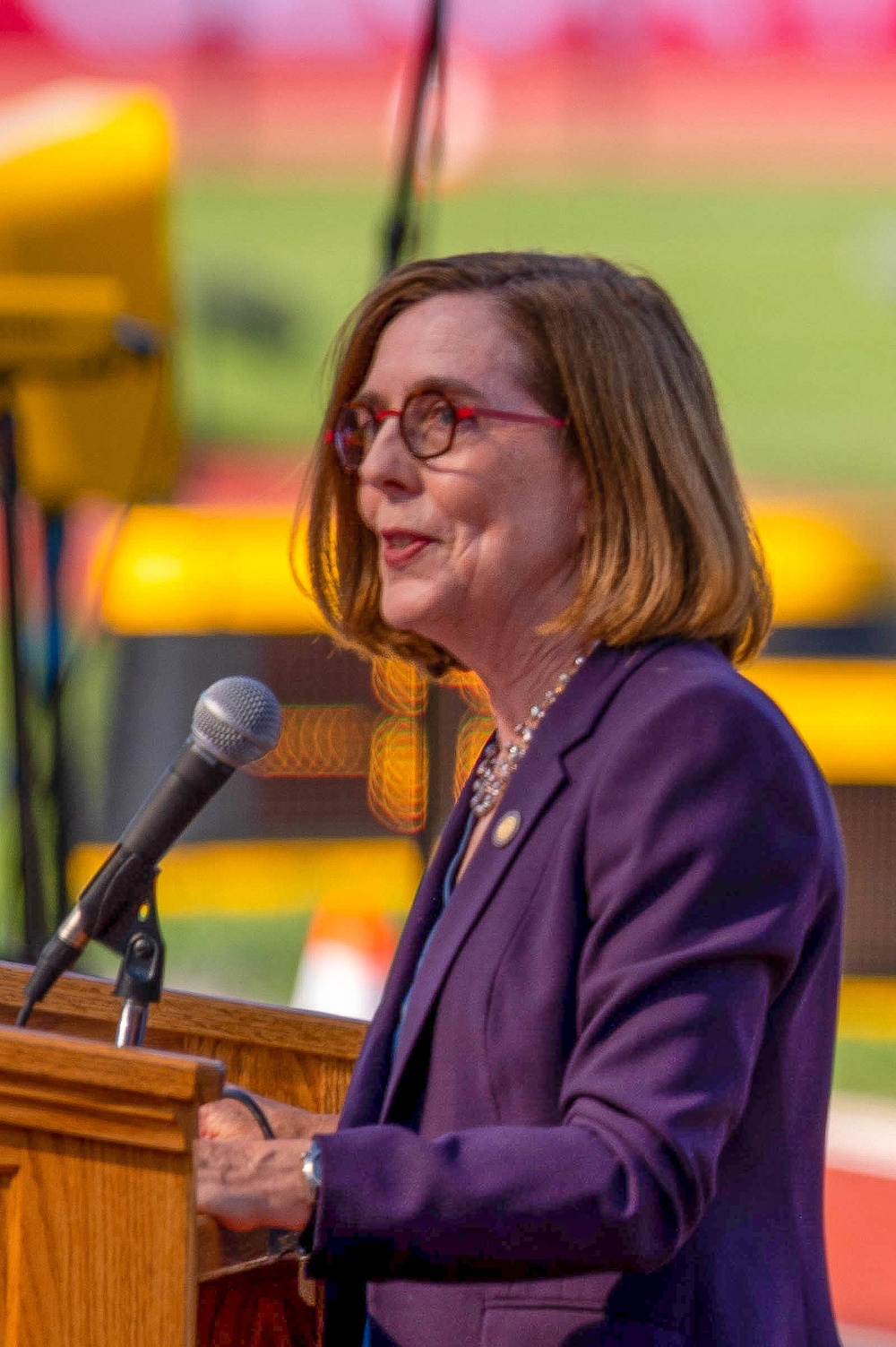 Oregon Governor speaks to crowd at World Track and Field Championships