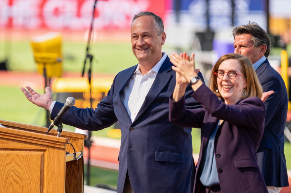 Oregon Governor and Second Gentleman of US interact with crowd at World Track and Field Championships