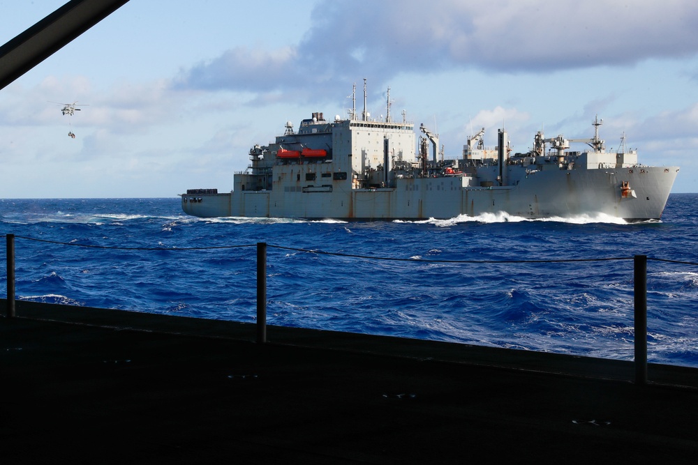 Abraham Lincoln conducts a RAS with Henry J. Kaiser, Washington Chambers during RIMPAC 2022