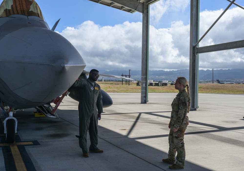 15th OG welcomes new wing commander