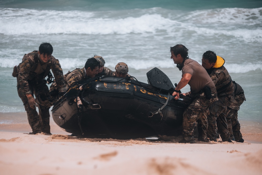 Multinational SOF perform helicopter cast training during RIMPAC 22