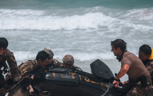 Multinational SOF perform helicopter cast training during RIMPAC 22