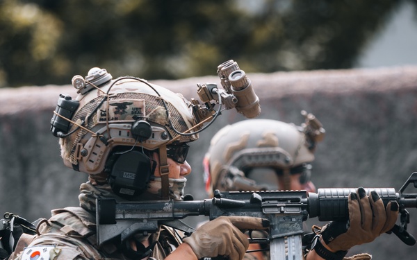 Multinational SOF perform helicopter cast training during RIMPAC 2022