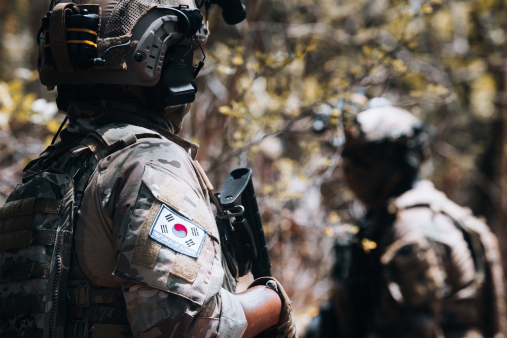 Multinational SOF perform helicopter cast training during RIMPAC 2022