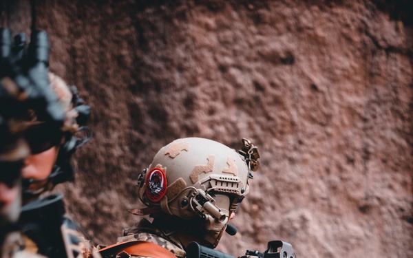 Multinational SOF perform helicopter cast training during RIMPAC 2022