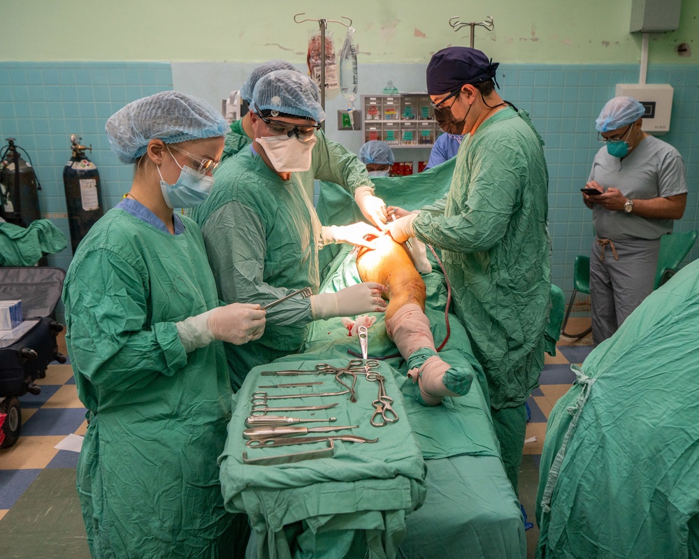 HEART 22 orthopedic team performs hip surgery at Hospital Escuela