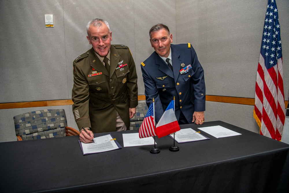 Deputy commander of French Space Command visits USSPACECOM