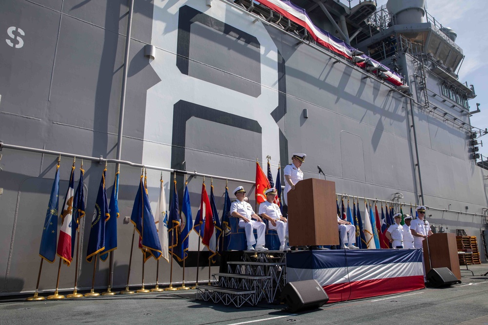 Amphibious Squadron SEVEN Changes Command