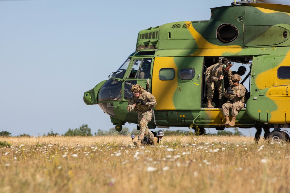 1-502nd Infantry Regiment conducts FRIES hot load training