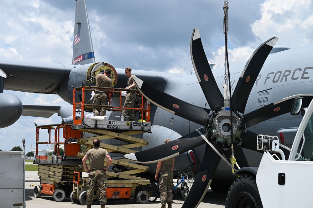 165th Maintenance Group changes thrust nut seal of NP-2000 propeller of C-130 Iron Hercules