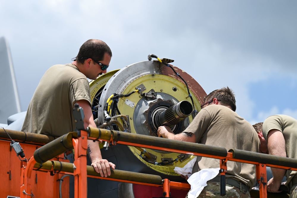 165th Maintenance Group changes thrust nut seal of NP-2000 propeller of C-130 Iron Hercules