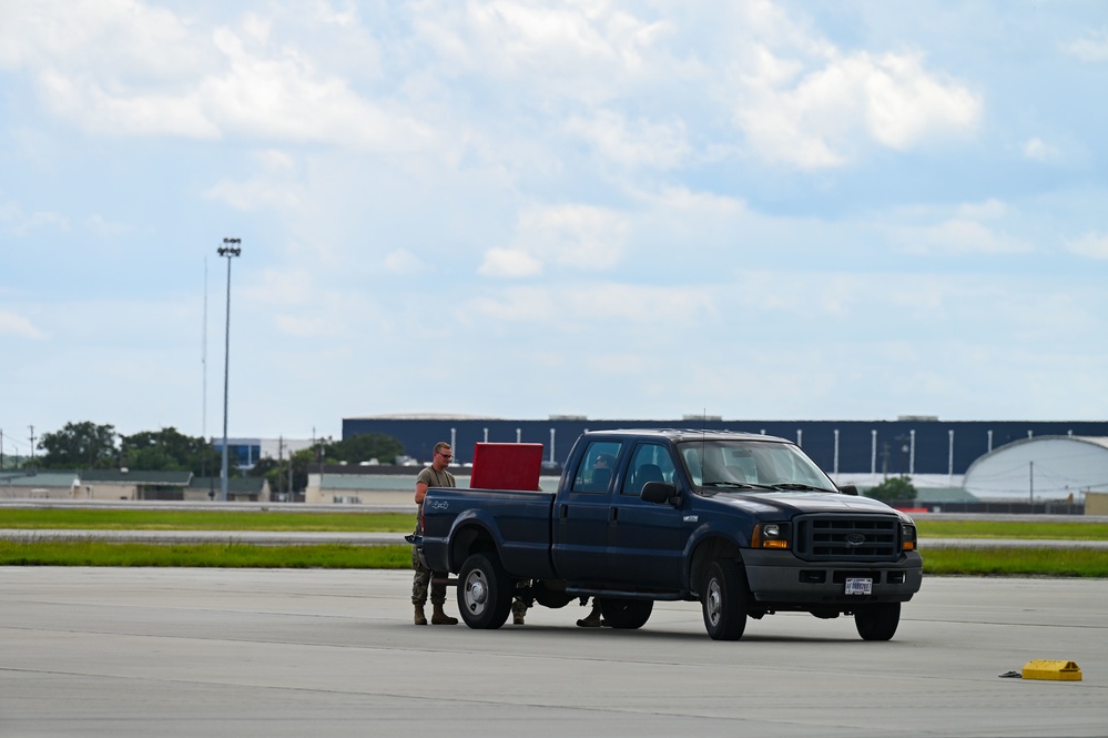 165th Maintenance Group changes thrust nut seal of NP-2000 propeller of C-130 Iron Hercules