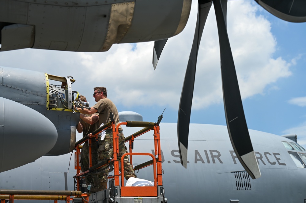 165th Maintenance Group changes thrust nut seal of NP-2000 propeller of C-130 Iron Hercules