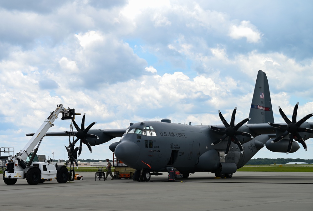 165th Maintenance Group changes thrust nut seal of NP-2000 propeller of C-130 Iron Hercules