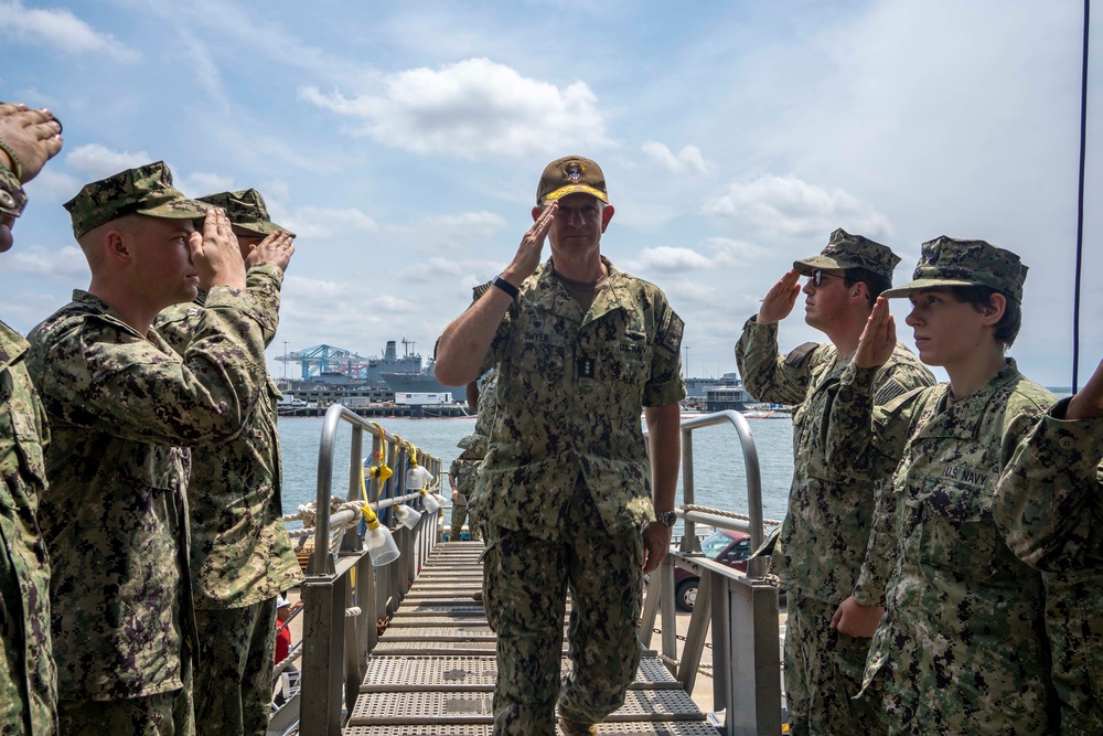 Commander, U.S. 2nd Fleet Visits USS Leyte Gulf