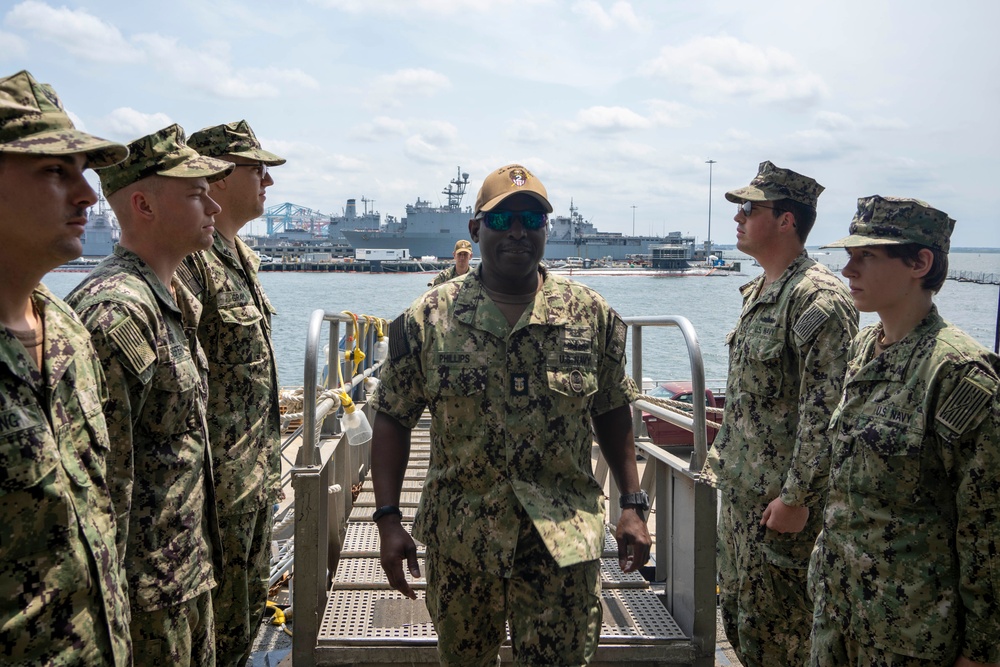 Commander, U.S. 2nd Fleet Visits USS Leyte Gulf