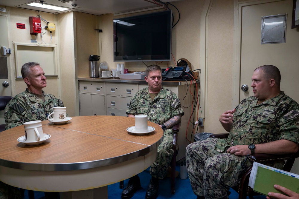 Commander, U.S. 2nd Fleet Visits USS Leyte Gulf