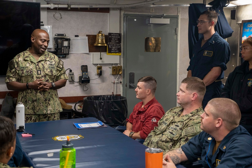 Commander, U.S. 2nd Fleet Visits USS Leyte Gulf