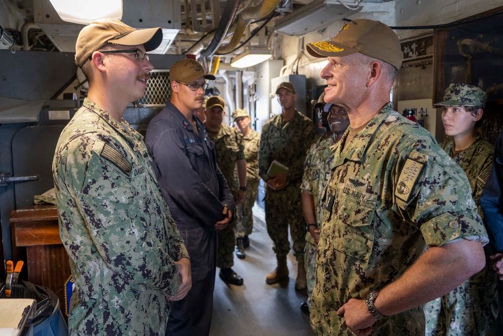 Commander, U.S. 2nd Fleet Visits USS Leyte Gulf