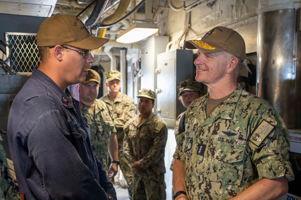 Commander, U.S. 2nd Fleet Visits USS Leyte Gulf